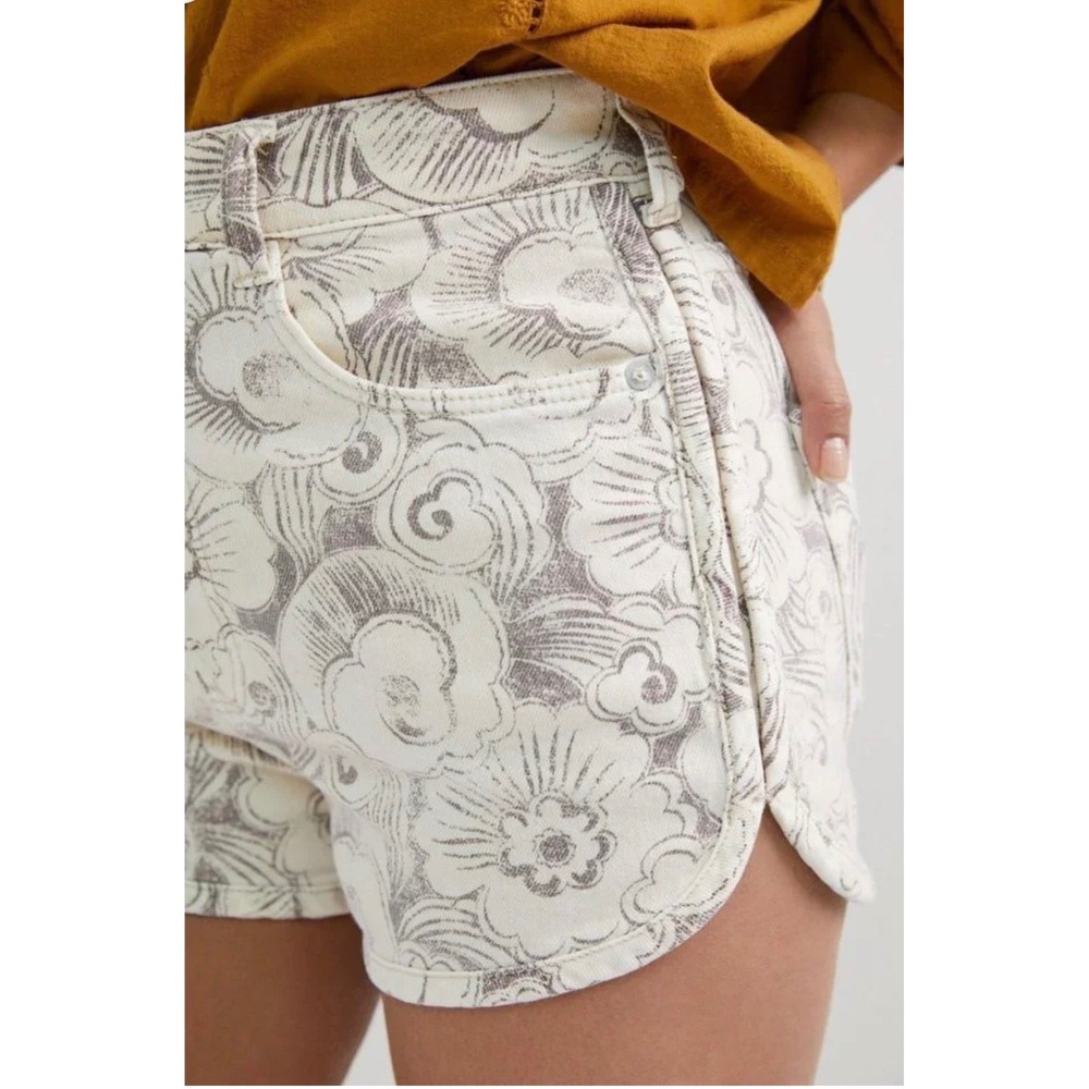 Pilcro Anthropologie‎ High Rise Dolphin Hem Floral Printed Shorts Size 28 - Picture 3 of 10